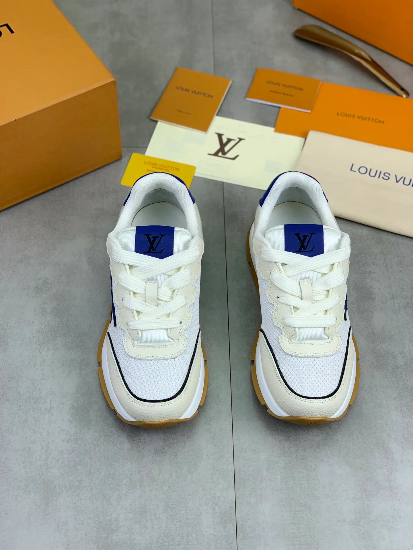 Factory price P700 💶 Top version [LOUIS VUITTON] Couple 🧑‍🤝‍🧑 Craftsman style Counter series (original order) New style 🍀LV Louis Vuitton - top version LV classic high-top trendy shoes! Made of imported original craft calfskin, original breathable lining, and original wear-resistant, lightweight, high-end TPU outsole! High quality products! 4️⃣ colors available, size: female 35-39, male 39-44 (female 40, male 45 46 customized)